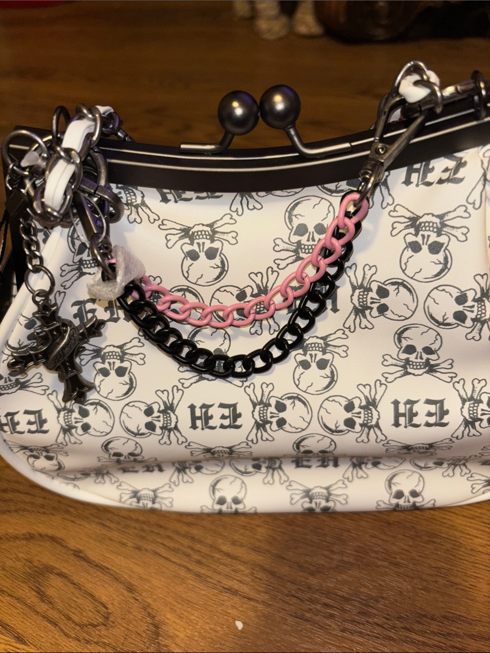 NWT Ed Hardy White and Black Tattoo Skull Shoulder Bag - Picture 6 of 7